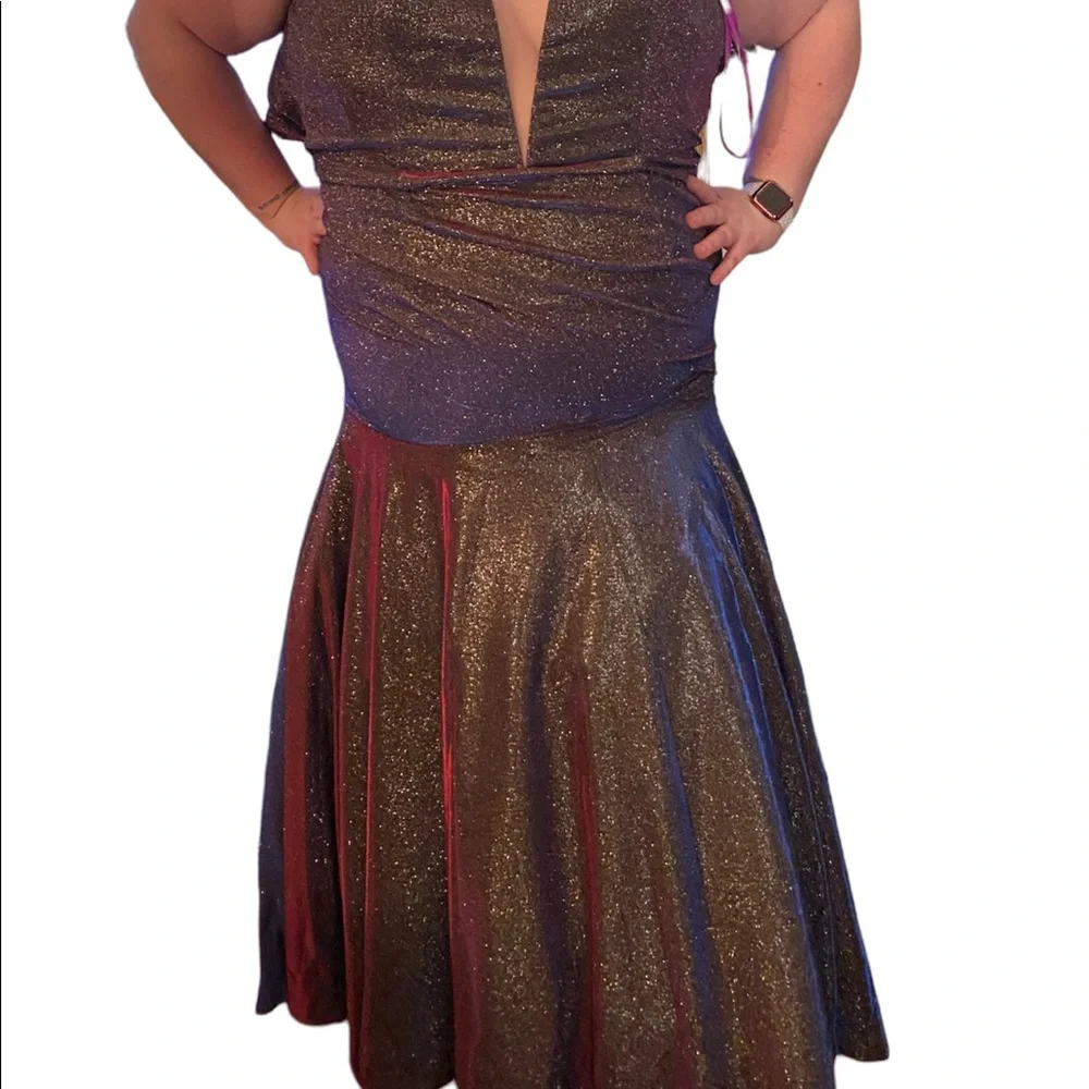 Plunging V Iridescent Trumpet Dress - Picture 4 of 4